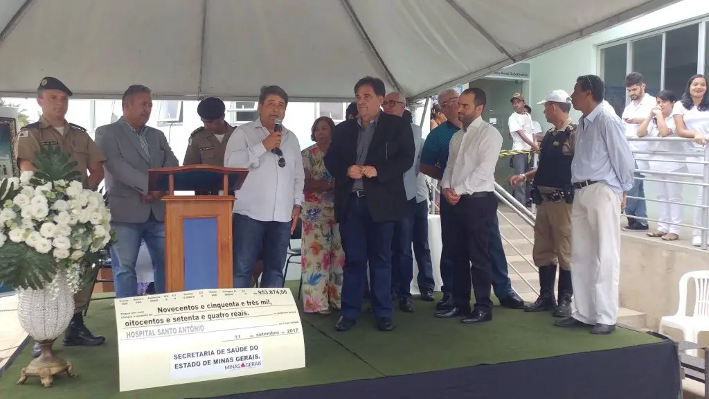 Palco com lideran&ccedil;as de Curvelo e o provedor do Hospital Santo Ant&ocirc;nio Gilmar Ireno falando