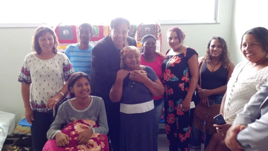 S&aacute;vio souza Cruz com pacientes do Hospital Santo Ant&ocirc;nio de Curvelo